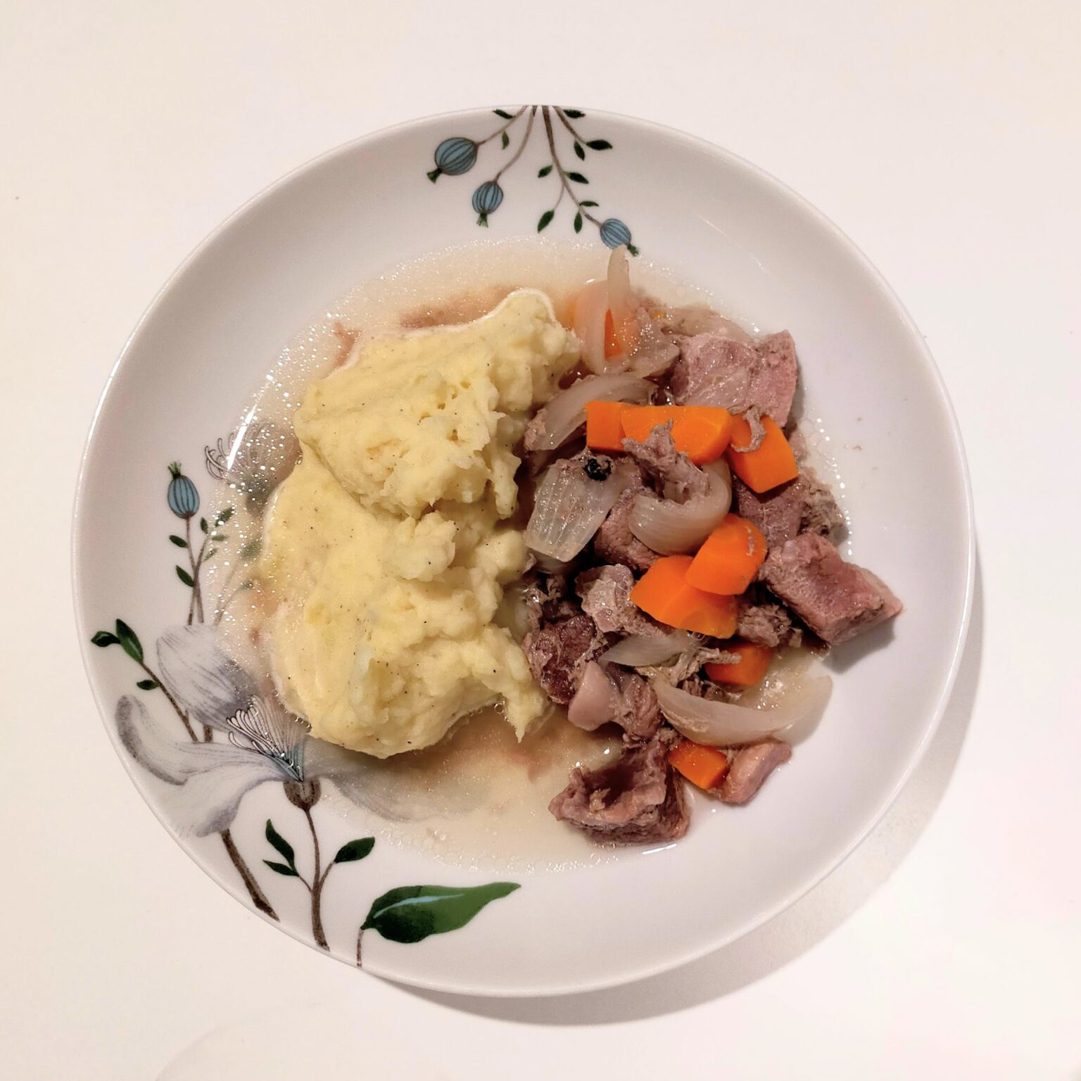 カルヤランパイスティ フィンランドの牛と豚の煮込み | Piece of Oishi